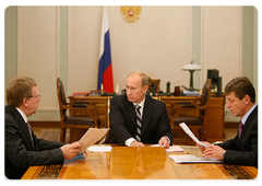 Prime Minister Vladimir Putin chaired a meeting with Deputy Prime Minister and Finance Minister Alexei Kudrin and Regional Development Minister Dmitry Kozak