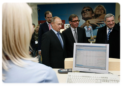 Prime Minister Vladimir Putin visited the Novosibirsk regional branch of Alfa Bank, met with Alfa Bank President Pyotr Aven