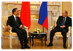 Russian Prime Minister Vladimir Putin had a conversation with Premier of the State Council of the People's Republic of China Wen Jiabao