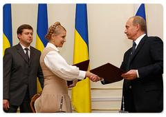 По итогам переговоров В.В.Путин и Ю.В.Тимошенко подписали межправительственный Меморандум о сотрудничестве в газовой сфере.