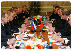 Председатель Правительства Российской Федерации В.В.Путин, находясь с рабочим визитом в Минске, принял участие в российско-белорусских переговорах