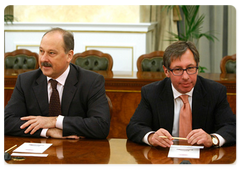 Vneshekonombank President Vladimir Dmitriyev and Alfa Bank President Petr Aven at a meeting on the economy