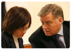 Minister of economic development Elvira Nabiullina and Vladimir Yakunin, president of Russian Railways at a Cabinet meeting