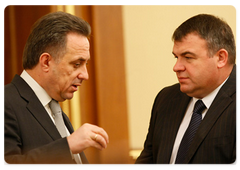 Sport, Tourism and Youth Policy Minister Vitaly Mutko and Defence Minister Anatoly Serdyukov at a Cabinet meeting