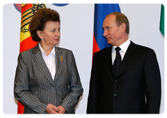 Russian Prime Minister Vladimir Putin and Zinaida Greceanii, Prime Minister of the Republic of Moldova during the photographing of the CIS prime ministers