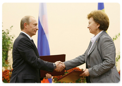 Prime Minister Vladimir Putin and Moldovan Prime Minister Zinaida Greceanii summarised the talks by signing a Russian-Moldovan economic partnership programme for 2009-2020