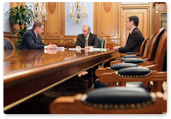 В.В.Путин провел рабочую встречу с И.И.Шуваловым и А.Д.Жуковым по вопросам функционирования Правительственной комиссии по повышению устойчивости развития российской экономики