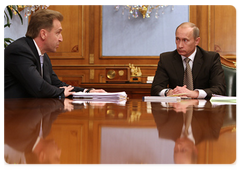 Prime Minister Vladimir Putin met with Igor Shuvalov and Alexander Zhukov and discussed the work of the Government’s Commission for Enhancing the Stable Development of the Russian Economy