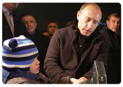 Председатель Правительства Российской Федерации В.В.Путин совершил прогулку по Санкт-Петербургу, в ходе которой побывал  на городской рождественской ярмарке