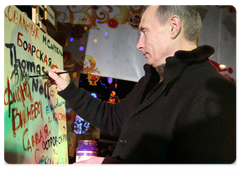 Prime Minister Vladimir Putin toured St Petersburg and visited the municipal Christmas fair