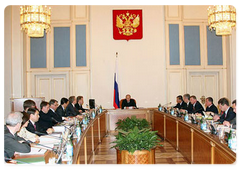 Vladimir Putin opens the Cabinet meeting