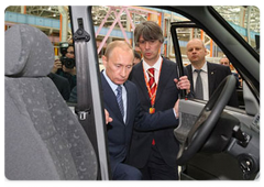Vladimir Putin familiarized with the operation of the Severstalavto-Yelabuga auto assembly plant