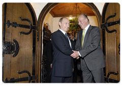 Russian Prime Minister Vladimir Putin met with King Juan Carlos I of Spain in informal atmosphere