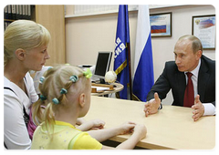 Russian Prime Minister Vladimir Putin on his trip to Nizhny Novgorod met with visitors of the first public reception office of United Russia, which was opened there on Wednesday.