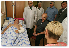 Председатель Правительства России В.В.Путин посетил в госпиталях Москвы двух российских военных летчиков, самолеты которых были сбиты во время проведения операции по принуждению Грузии к миру.