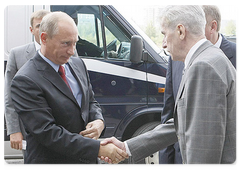 Председатель Правительства Российской Федерации В.В.Путин, находящийся с рабочей поездкой в Ульяновске, посетил авиастроительное предприятие «Авиастар-СП»