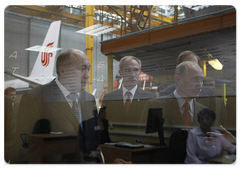 Председатель Правительства Российской Федерации В.В.Путин, находящийся с рабочей поездкой в Ульяновске, посетил авиастроительное предприятие «Авиастар-СП»