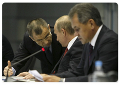 Министр Внутренних дел РФ Рашид Нургалиев и Владимир Путин на селекторном совещании по ликвидации последствий вооруженного конфликта на территории Южной Осетии