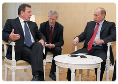 Председатель Правительства Российской Федерации В.В.Путин провел встречу с бывшим канцлером Германии, председателем Совета акционеров «Северного потока» Г.Шредером и председателем правления ОАО «Газпром» А.Б.Миллером