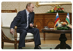 Prime Minister Vladimir Putin, on a working visit to Tashkent, had a talk with Uzbek President Islam Karimov