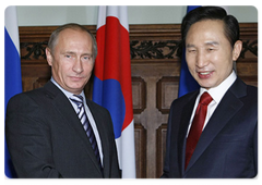 Prime Minister Vladimir Putin met with South Korean President Lee Myung-bak