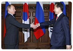 Prime Minister Vladimir Putin met with South Korean President Lee Myung-bak