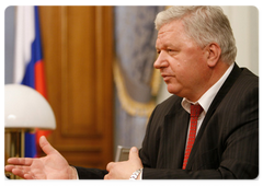 The chairman of the Federation of Independent Trade Unions, Mikhail Shmakov at a meeting with Prime Minister Vladimir Putin.