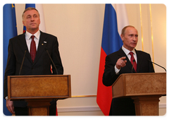 Vladimir Putin and Prime Minister Mirek Topolanek of the Czech Republic—the President of the European Union—summarise their talks at a news conference
