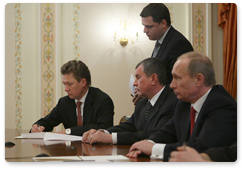 По итогам переговоров В.В.Путина с М.Тополанеком был подписан совместный протокол о создании многосторонней комиссии по контролю за поставками газа через территорию Украины