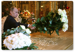 Председатель Правительства Российской Федерации В.В.Путин почтил в Богоявленском кафедральном соборе Москвы память Святейшего Патриарха Московского и всея Руси Алексия II, умершего 40 дней назад