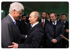 В рамках приема от имени Председателя Правительства России  в честь участников и гостей Всемирного экономического форума состоялась беседа В.В.Путина  с бывшим Президентом США Б.Клинтоном
