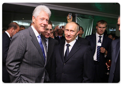 As part of a reception held on behalf of Prime Minister Vladimir Putin for the participants and guests of the World Economic Forum, Mr Putin had a conversation with a former US president, Bill Clinton