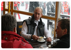 В.В.Путин прокатился в субботу на лыжах на склоне рядом с горнолыжным комплексом гостиницы «Поляна» под Сочи
