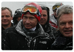 В.В.Путин прокатился в субботу на лыжах на склоне рядом с горнолыжным комплексом гостиницы «Поляна» под Сочи