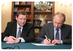 Vladimir Putin and Sergei Sidorsky signed a Plan of Joint Actions of the Republic of Belarus and the Russian Federation to minimize the consequences of the financial crisis, improve the balance of payment parameters, and enhance the conditions for busines