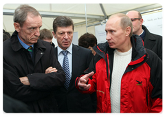 Vladimir Putin and the head of the IOC Coordination Commission, Jean-Claude Killy, have visited a section of the bypass road around Sochi