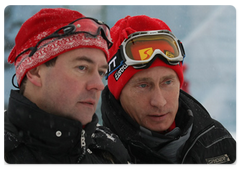 В.В.Путин и Президент РФ Д.А.Медведев катались в субботу на лыжах на склоне рядом с горнолыжным комплексом гостиницы «Поляна» под Сочи