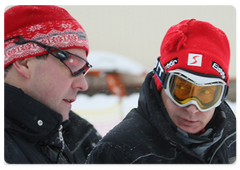 В.В.Путин и Президент РФ Д.А.Медведев катались в субботу на лыжах на склоне рядом с горнолыжным комплексом гостиницы «Поляна» под Сочи