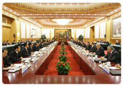 Prime Minister Vladimir Putin and Prime Minister Wen Jiabao negotiating in an extended format