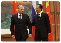 Russian Prime Minister Vladimir Putin and his Chinese counterpart Wen Jiabao holding a press conference to summarise the results of the 14th regular meeting of the Russian and Chinese heads of Government