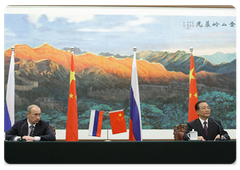 Russian Prime Minister Vladimir Putin and his Chinese counterpart Wen Jiabao holding a press conference to summarise the results of the 14th regular meeting of the Russian and Chinese heads of Government