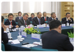 Prime Minister Vladimir Putin and his Chinese counterpart Wen Jiabao talking with participants in the 4th Russian-Chinese Economic Forum