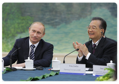 Prime Minister Vladimir Putin and his Chinese counterpart Wen Jiabao talking with participants in the 4th Russian-Chinese Economic Forum