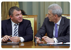 Minister of Defence Anatoly Serdyukov and Minister of Education and Science Andrei Fursenko at a Government meeting