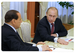 Prime Minister Vladimir Putin and Italian Prime Minister Silvio Berlusconi with the managers of major Russian companies active in Russian-Italian economic partnership