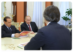Prime Minister Vladimir Putin and Italian Prime Minister Silvio Berlusconi with the managers of major Russian companies active in Russian-Italian economic partnership