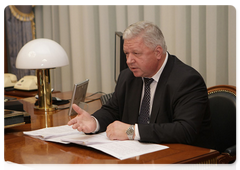 Mikhail Shmakov, Chairman of the Federation of Independent Trade Unions of Russia, at a meeting with Prime Minister Vladimir Putin