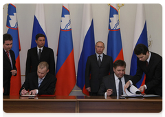 По итогам российско-словенских переговоров в присутствии В.В.Путина и Б.Пахора было подписано Соглашение между Правительством Российской Федерации и Правительством Республики Словения