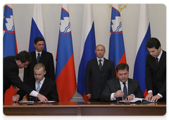 По итогам российско-словенских переговоров в присутствии В.В.Путина и Б.Пахора было подписано Соглашение между Правительством Российской Федерации и Правительством Республики Словения