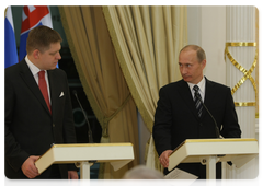 Following bilateral talks, Prime Minister Vladimir Putin and Slovak Prime Minister Robert Fico delivering their statements to the press